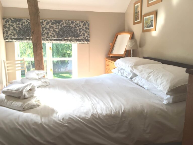 W bedroom1 768x576