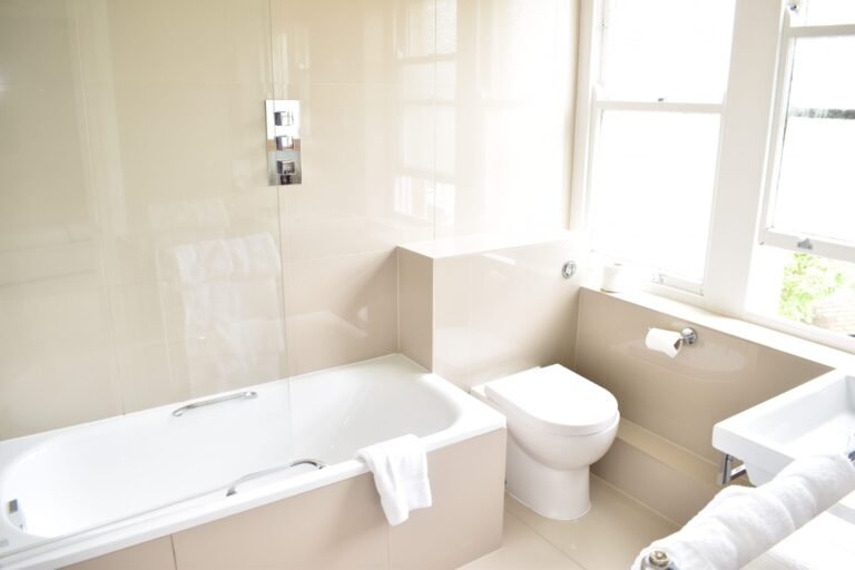 Junior Suite Bathroom scaled 1 768x512