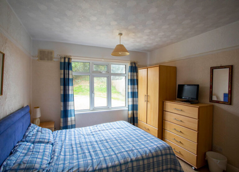 Diamond Farm Gadara Holiday Bungalow Hire bedroom 768x553