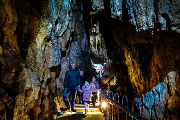 RS1483 Pooles Cavern Buxton 768x513