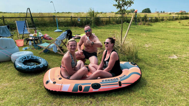 girls dingy thumbsup 768x431
