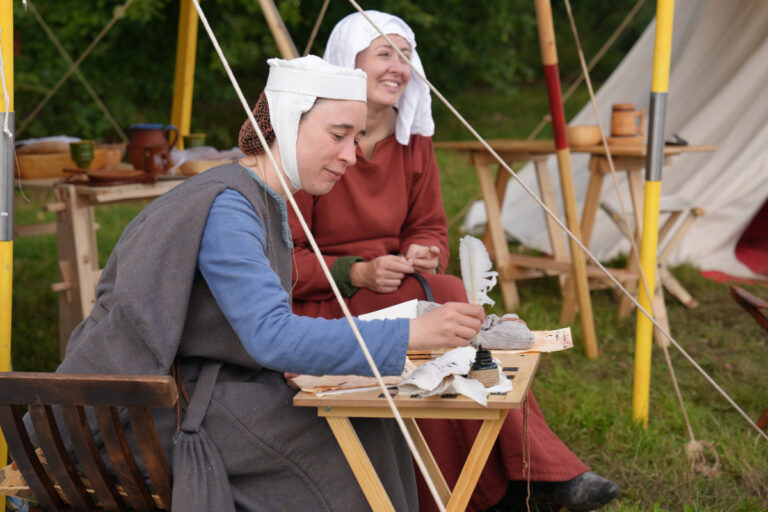 2women tent3 768x512