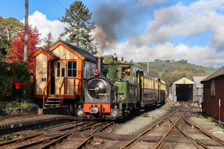 A Simmonds Photo Ch 2023 Earl by Llanfair Signal Box 768x511