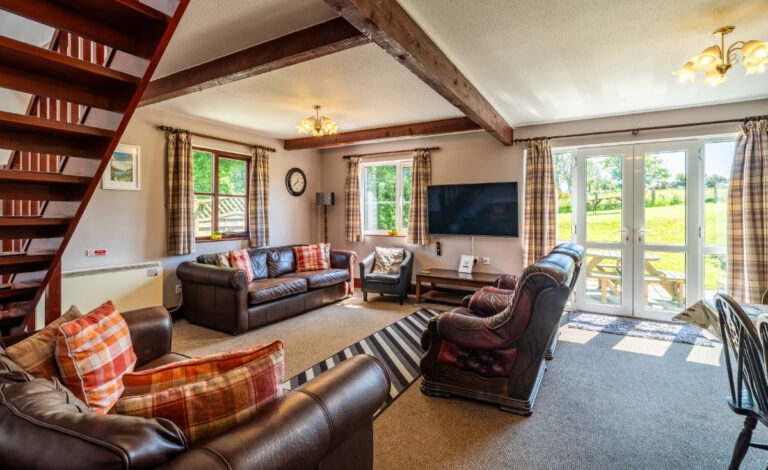 Oak Cottage Living area 768x470