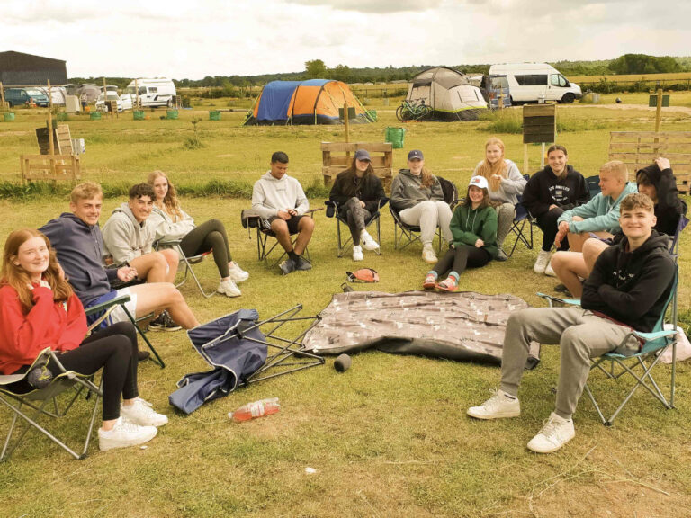 4 camping youngsters group 768x576