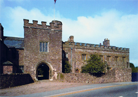 devon tiverton castle